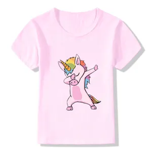 Vista dettagliata della graziosa t-shirt rosa per bambini con design grafico di unicorno.