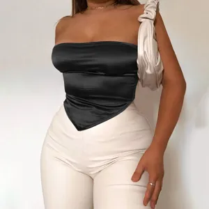 Top a fascia nero in raso senza spalline con texture elegante e vestibilità aderente moderna.