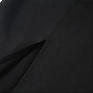 Detailansicht des einfarbigen Schlitz-Trägerkleids mit feinen Nähten und elegantem Design.