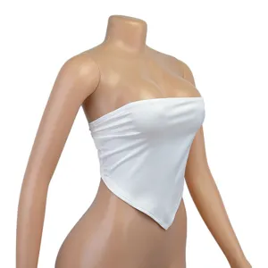 Vista dettagliata di un elegante top a fascia bianco senza spalline con orlo asimmetrico.