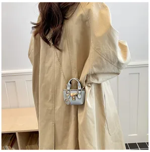 Detailansicht der Mini-Umhängetasche für Kinder mit schicker Kette und Metall-Verschlussakzent.