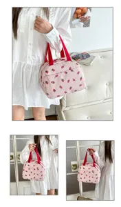 Detailansicht der rosa Kord-Erdbeer-Tasche mit weicher Textur und niedlichem Alltagsdesign.