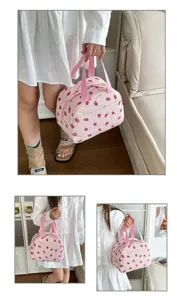 Detailansicht der rosa Cord-Lunchtasche mit süßem Erdbeer-Print und stabilem Tragegriff.