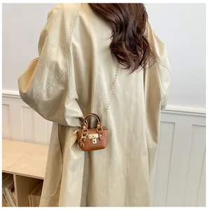 Schicke Mini-Umhängetasche für Kinder, modische Herbst-Handtasche mit Kette und Schloss.
