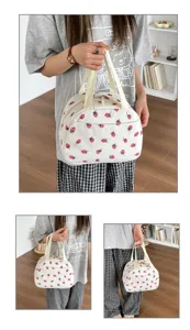 Detailansicht der niedlichen Cord Erdbeer Lunchtasche mit feiner Textur und tollem Muster.