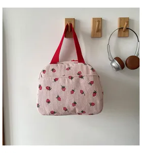 Kord-Erdbeer-Lunchtasche Detail, süße rosa Handtasche, geräumige Picknick-Bento-Tasche.