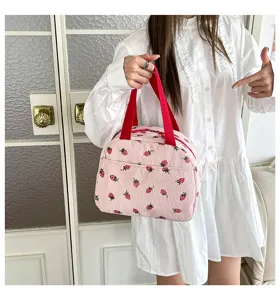 Kordfleder Erdbeere Lunchtasche Detailansicht, süße rosa Tragetasche mit roten Griffen.