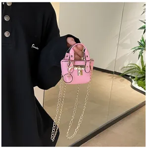 Detailansicht einer kleinen rosa Kinder-Umhängetasche mit Goldkette und süßem Vorhängeschloss.