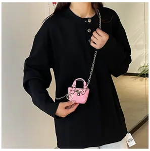 Kleine rosa Umhängetasche für Mädchen, süße Handtasche mit Kette und praktischem Griff.