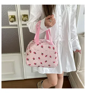 Rosa Kord-Erdbeer-Lunchbag-Detail mit weichem Stoff und niedlichem Fruchtprint-Design.