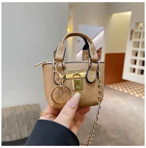 Kleine khakifarbene Mini Handtasche für Kinder mit goldenem Schloss und schicker Kette.