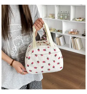 Kord-Erdbeer-Druck-Tasche Detail zeigt weiche Stofftextur und niedliches gesticktes Design.