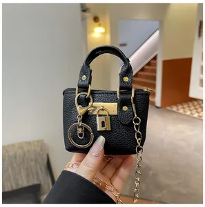 Schwarze Mini PU Leder Handtasche mit Goldschloss und Kette Umhängetasche für Kinder.