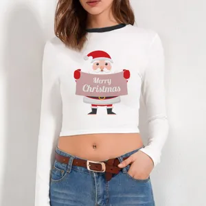 Λεπτομερής όψη λευκού γυναικείου crop top μακρυμάνικου με όμορφο χριστουγεννιάτικο print.