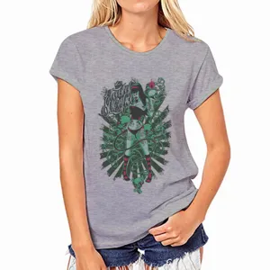 Camiseta gris de manga corta para mujer con estampado gráfico gótico, cuello redondo casual.
