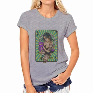 Camiseta gris de manga corta para mujer con un diseño de estampado gráfico de póker retro.