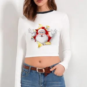 Λεπτομέρεια λευκού crop top μακρυμάνικου γυναικείου με χαριτωμένο χριστουγεννιάτικο print Άγιου Βασίλη.