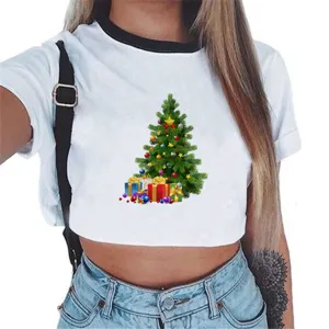 Dames wit korte mouwen crop top met klassieke kerstboom en kleurrijke cadeautjes print.
