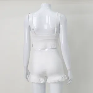 Détail du dos de l'ensemble de pyjama blanc côtelé avec short à volants, texture douce.