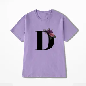 Paars t-shirt met korte mouwen voor dames met stijlvolle zwarte letter D en prachtig bloemenprint.