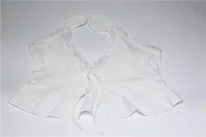 Vue détaillée du caraco côtelé blanc présentant une bordure en dentelle et un nœud.