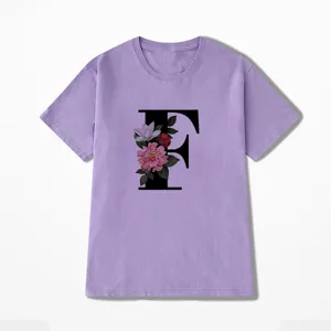 Close-up detail van het paarse korte mouwen t-shirt met een bloemige letter F print.