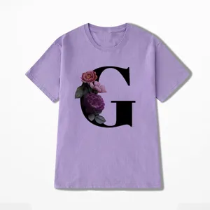Paars dames t-shirt met korte mouwen met grote letter G en vintage bloemenprint design.