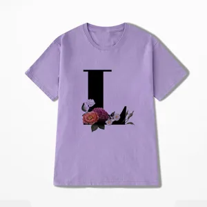 Paars t-shirt met korte mouwen en een vintage bloemige letter L opdruk voor dames.