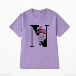 Paars t-shirt met korte mouwen en een elegant letter N en bloemenprint ontwerp.