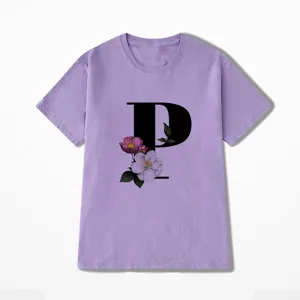Paars t-shirt met korte mouwen, chique letter P en prachtig bloemenprintontwerp.