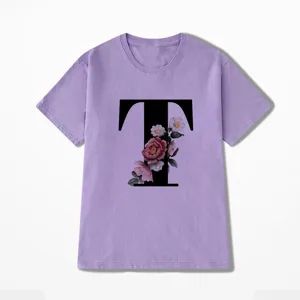 Paars dames t-shirt met korte mouwen en een stijlvolle bloemige letter T print.
