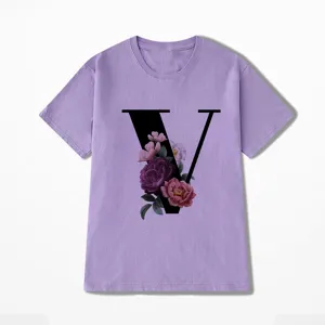 Detail van paars T-shirt met korte mouwen voorzien van letter V en vintage bloemenprint.