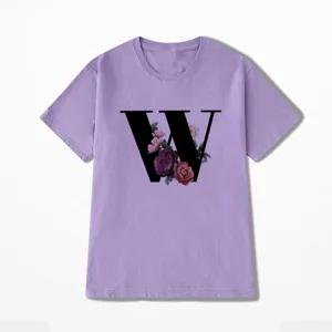 Paars t-shirt met korte mouwen met een stijlvolle zwarte letter W en bloemenprint detail.