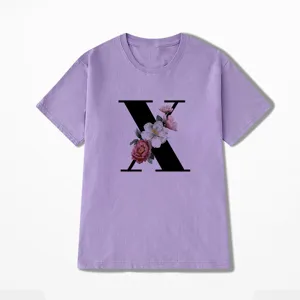 Paarse korte mouwen T-shirt met zwarte letter X en elegante bloemenprint op de borst.