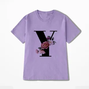 Detail van het paarse t-shirt met korte mouwen, zwarte letter Y en prachtige bloemenprint.