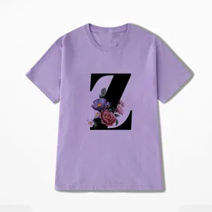 Paarse korte mouw t-shirt met een zwarte letter Z en prachtig bloemenprint detail.