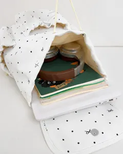 Leinwand Pünktchen Rucksack Innendetail Ansicht mit großer Kapazität für Bücher und Laptop.