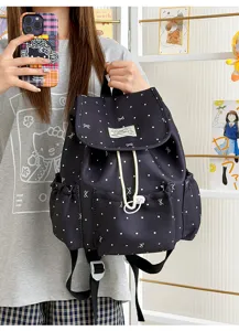 Detailaufnahme des schwarzen Pünktchen-Rucksacks mit niedlichen Schleifen für die Schule.