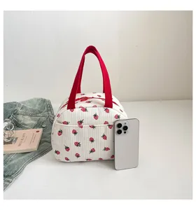 Corduroy Erdbeeren Lunchtasche Detail, niedliches Muster mit stabilen roten Griffen.