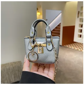 Nahaufnahme der metallic silbernen Kinder Handtasche mit Gold Schloss und Kette.