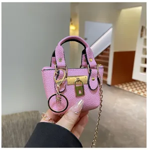Süße rosa Mini Leder Umhängetasche für Mädchen, stylische Handytasche mit goldener Kette.