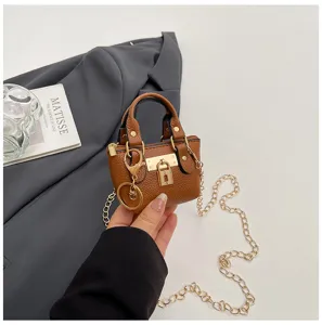 Kleine braune PU Leder Umhängetasche für Kinder mit goldener Kette, Henkel und Schloss-Details.