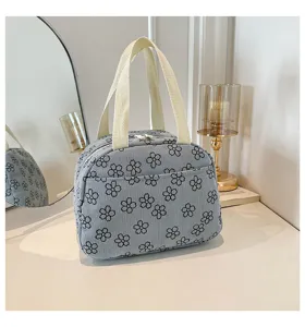 Vue de détail du sac à main de déjeuner en velours côtelé bleu avec motif floral.