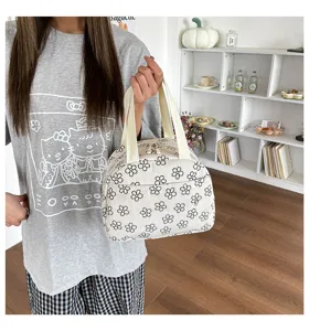 Sac à déjeuner en velours côtelé avec un charmant motif floral, idéal pour les pique-niques.