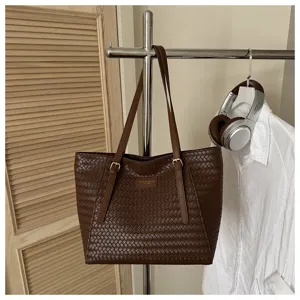 Bolso tote de cuero tejido marrón vista detallada, que muestra textura premium y herrajes.