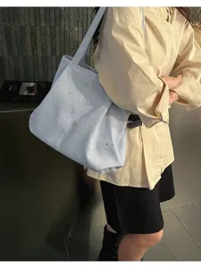 Detailed view of the trendy star-patterned tote bag, stylish shoulder bag for daily commute.