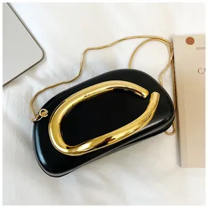 Sac à main bandoulière noir pour femme avec poignée en métal élégante et chaîne pour soirée.