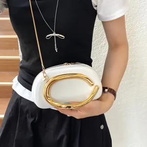 Sac bandoulière rugby blanc chic avec anneau en métal doré audacieux, sac à chaîne.