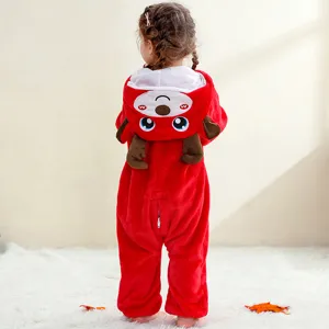 Detalle de mameluco de franela roja, diseño de capucha de reno para fiesta infantil.
