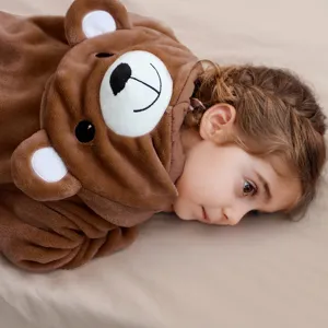 Nahaufnahme eines süßen braunen Bären Kapuzen Baby Jumpsuit Details aus weichem Plüsch für Wärme.